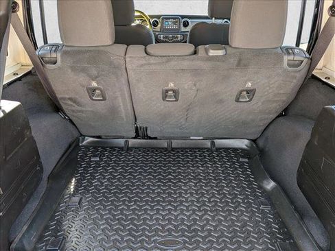 Used 2019 Jeep Wrangler Unlimited Sahara AWD/4WD image 6