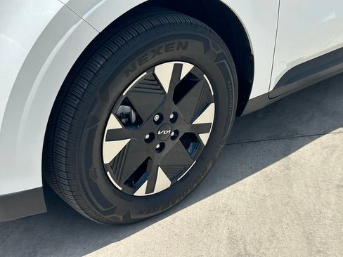 Used 2025 Kia Carnival LXS FWD image 9