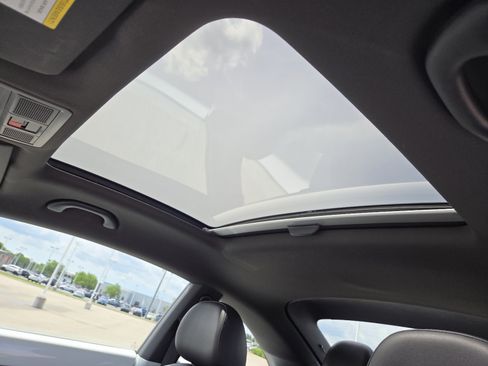 Used 2019 Volkswagen Beetle 2.0T SE FWD image 3