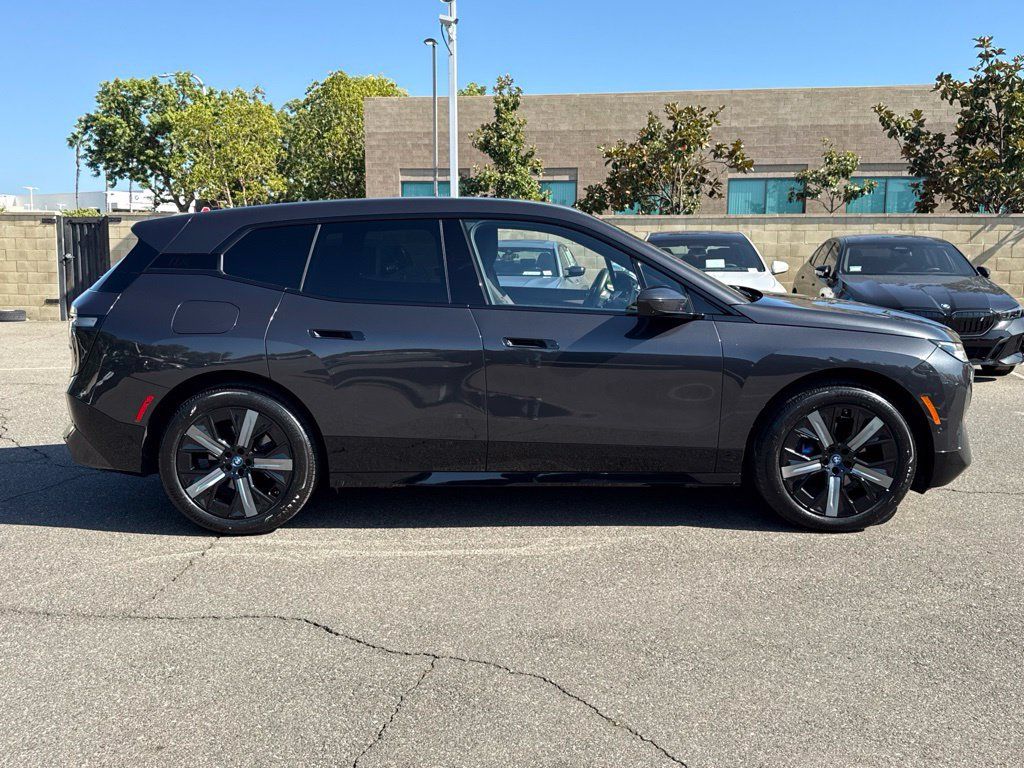 Used 2024 BMW iX xDrive50 w/ Sport Package AWD/4WD image 7