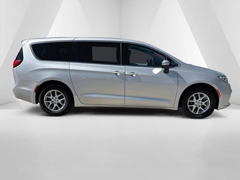 Used 2023 Chrysler Pacifica Touring-L FWD image 8