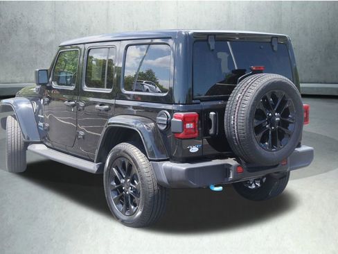 Used 2022 Jeep Wrangler Unlimited Sahara w/ Cold Weather Group AWD/4WD image 11