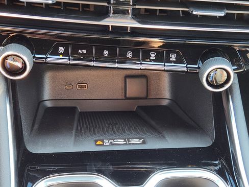 New 2026 Chevrolet Traverse High Country image 16