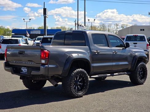 Used 2019 Toyota Tacoma SR image 5