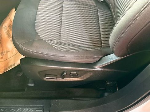 Used 2018 Ford Explorer XLT image 19