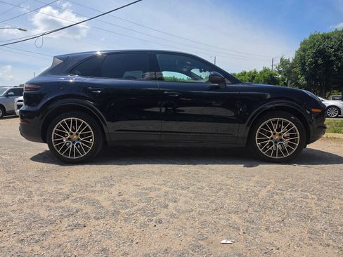 Used 2023 Porsche Cayenne AWD/4WD image 9