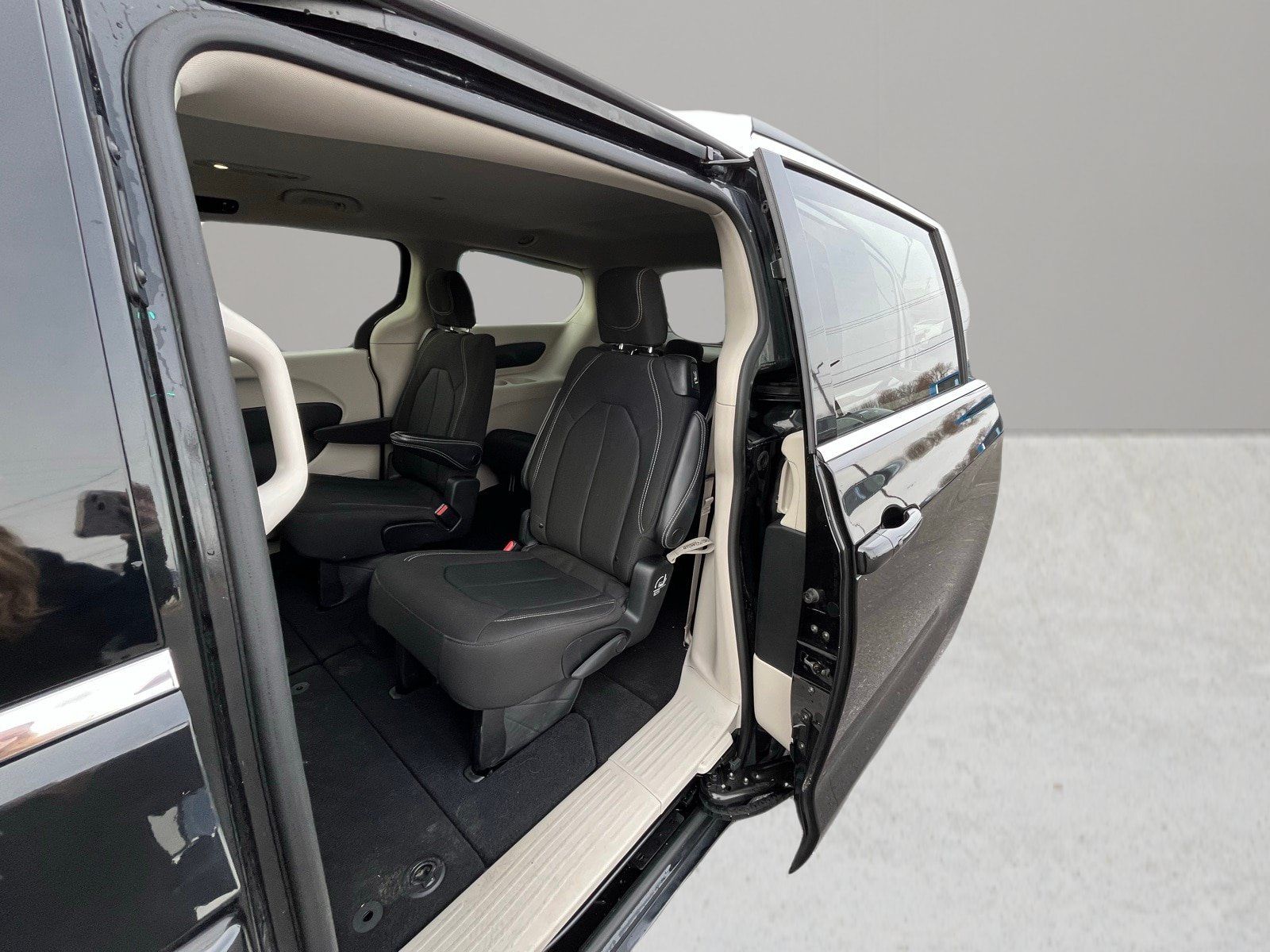 Used 2023 Chrysler Voyager LX FWD image 35