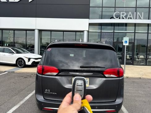 Used 2020 Chrysler Pacifica Touring-L FWD image 10