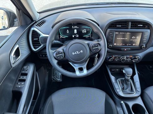 Used 2025 Kia Soul LX w/ LX Technology Package FWD image 32