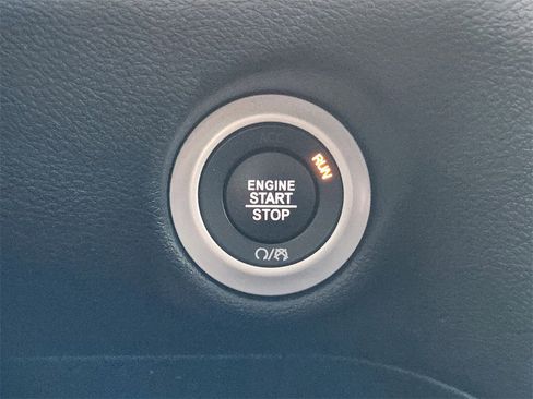 Used 2025 Chrysler Pacifica Select image 22