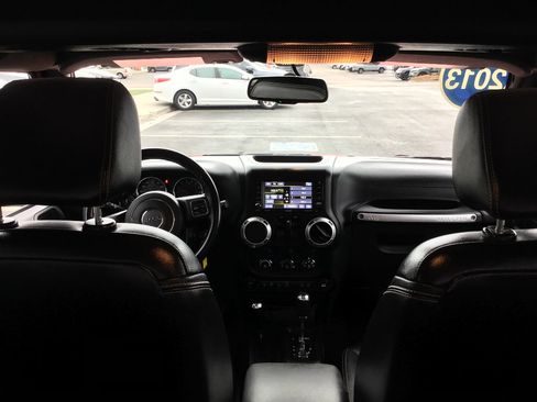 Used 2013 Jeep Wrangler Rubicon image 12
