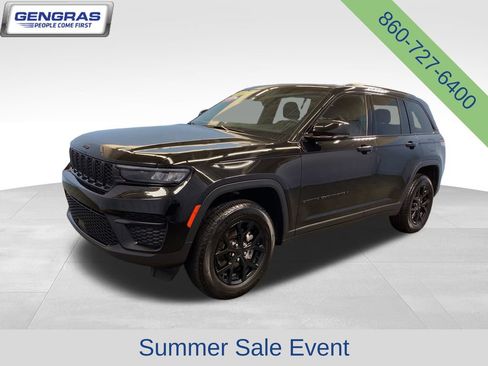 Used 2025 Jeep Grand Cherokee Altitude AWD/4WD image 3