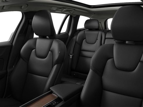 Certified 2025 Volvo V60 B5 Cross Country Plus image 5