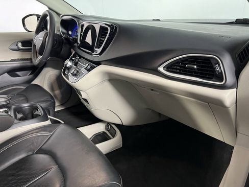 Certified 2024 Chrysler Pacifica Touring-L image 32