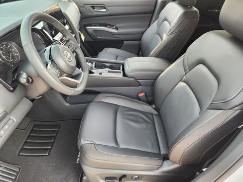 New 2025 Nissan Pathfinder SL image 13