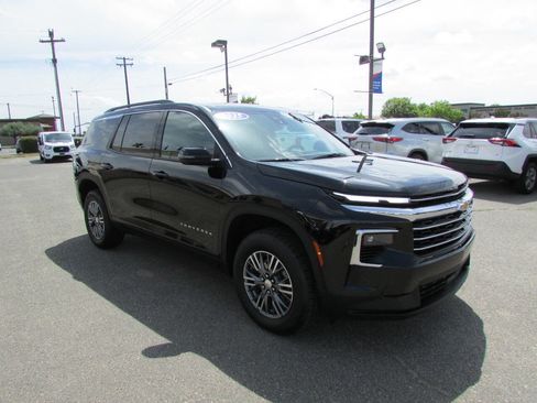 Used 2025 Chevrolet Traverse LT FWD image 5