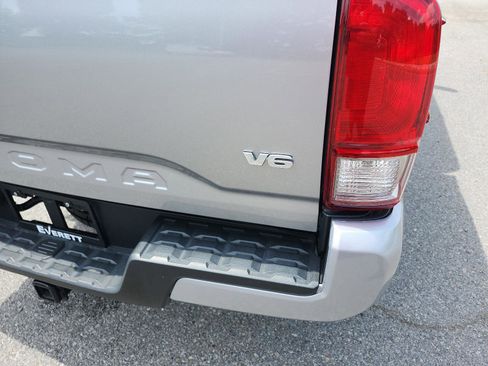 Used 2017 Toyota Tacoma TRD Sport w/ Tow Package RWD image 4