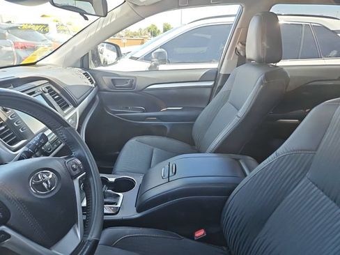 Used 2019 Toyota Highlander Plus FWD image 5
