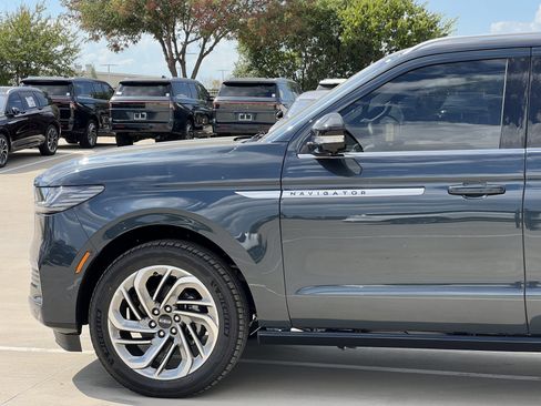 New 2025 Lincoln Navigator Reserve image 5