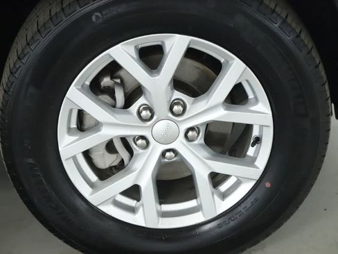 Used 2023 Jeep Grand Cherokee Limited w/ Luxury Tech Group II image 10