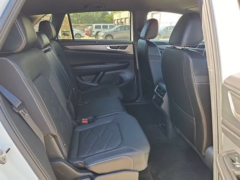Used 2025 Volkswagen Atlas Cross Sport SE FWD image 30