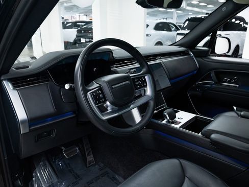 Used 2025 Land Rover Range Rover Long Wheelbase SE image 18