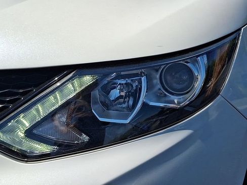Used 2018 Nissan Rogue Sport SL AWD/4WD image 9