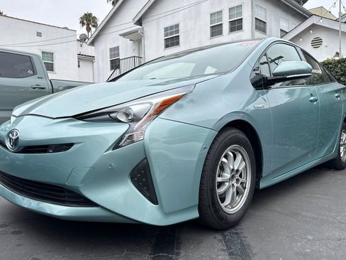 Used 2017 Toyota Prius Two w/ Prius Two Safety Plus Package FWD image 3