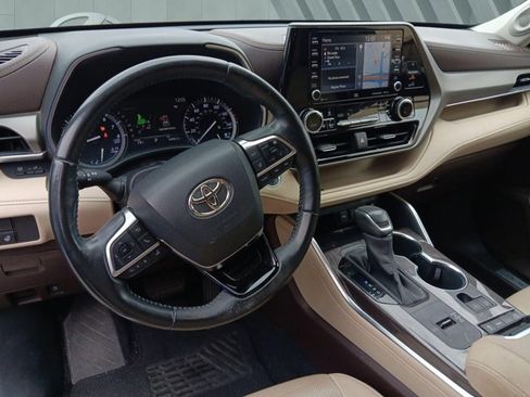 Used 2020 Toyota Highlander Limited image 9