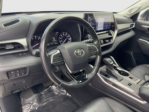 Used 2020 Toyota Highlander Platinum FWD image 18