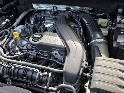 Certified 2024 Volkswagen Taos SE FWD image 9