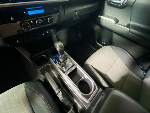 Used 2022 Toyota Tacoma TRD Sport image 26