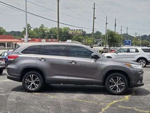 Used 2019 Toyota Highlander LE FWD image 4