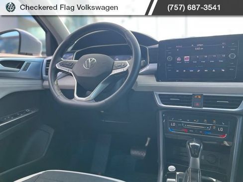 Used 2025 Volkswagen Taos SE AWD/4WD image 31