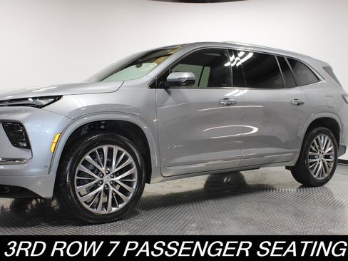 Used 2025 Buick Enclave Avenir image 5