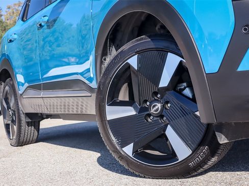 Used 2025 Nissan Kicks SR w/ SR Premium Package image 2