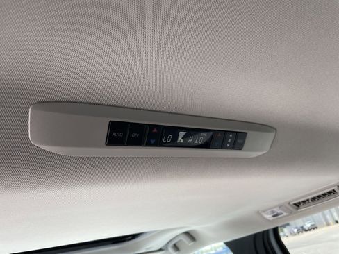 Used 2025 Toyota Sienna XLE FWD image 28