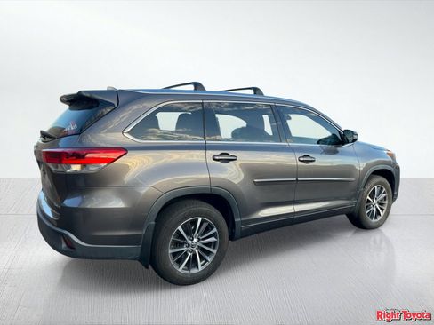 Used 2017 Toyota Highlander XLE AWD/4WD image 4