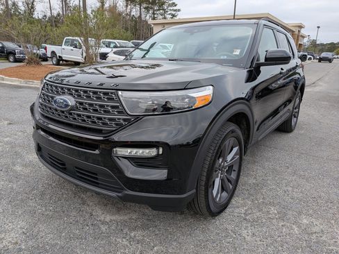 Certified 2023 Ford Explorer XLT w/ Equipment Group 202A image 9