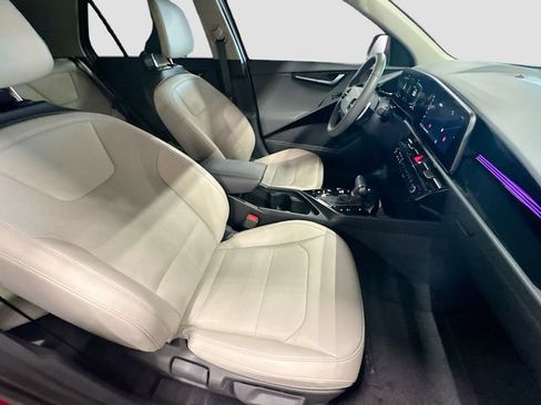 Used 2025 Kia Niro EX FWD image 28