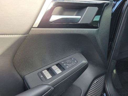 Used 2025 Mitsubishi Outlander SE image 9