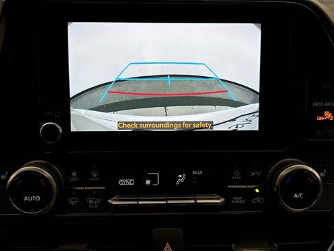Used 2024 Toyota Highlander XLE AWD/4WD image 16