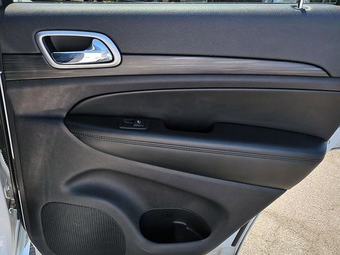 Used 2020 Jeep Grand Cherokee Altitude AWD/4WD image 32