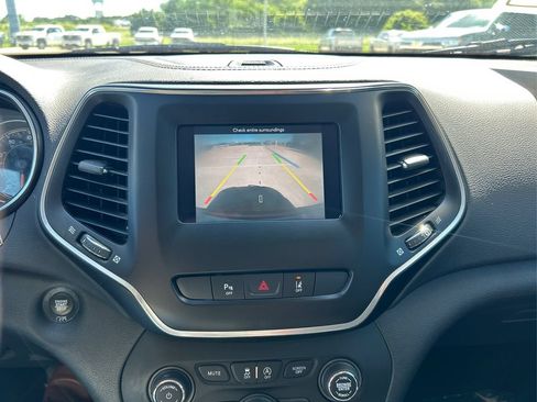 Used 2021 Jeep Cherokee Latitude Plus FWD image 20