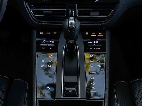 Used 2022 Porsche Macan image 13