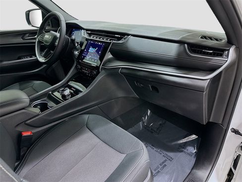 Used 2024 Jeep Grand Cherokee Laredo X image 29