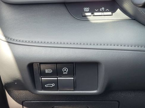 Used 2025 Toyota Highlander LE FWD image 14