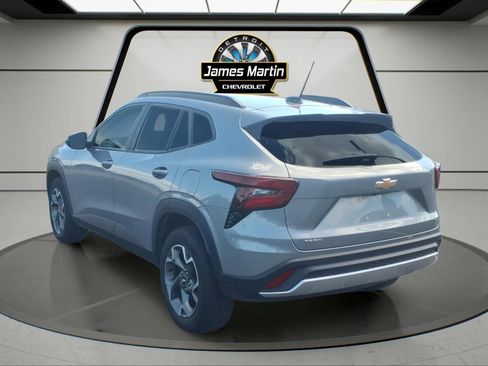 Used 2025 Chevrolet Trax LT FWD image 6