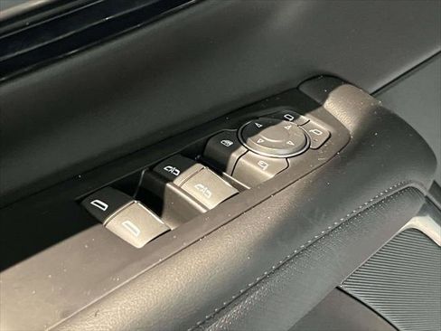 Used 2025 Chevrolet Suburban High Country image 16