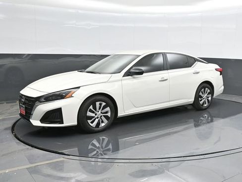 Used 2025 Nissan Altima 2.5 S FWD image 8